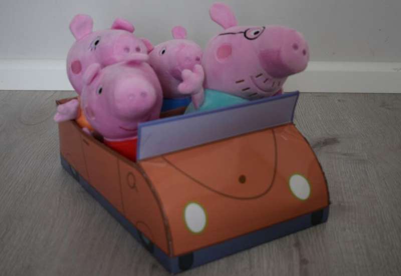 Familie Peppa Pig im Auto